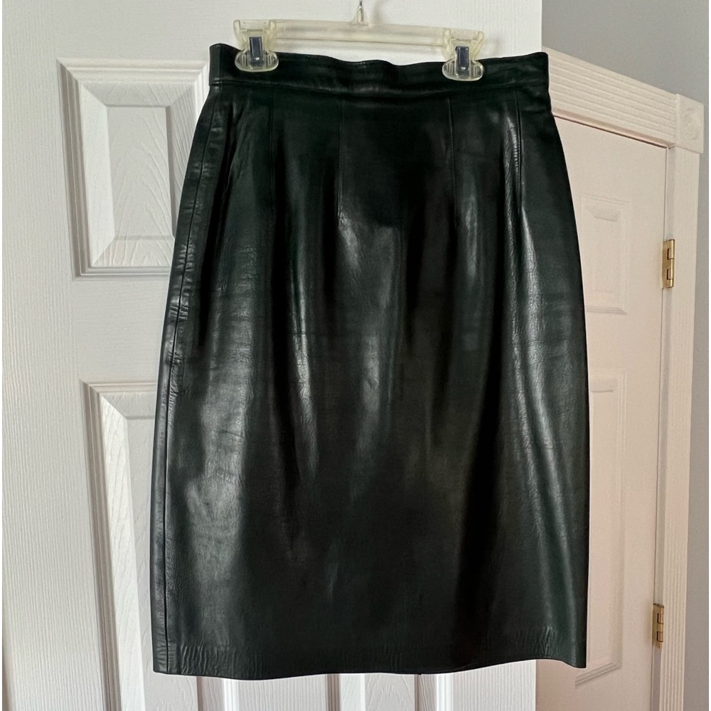 Italian leather skirt in dreamy pine green. back zip closure/slit. Very supple.